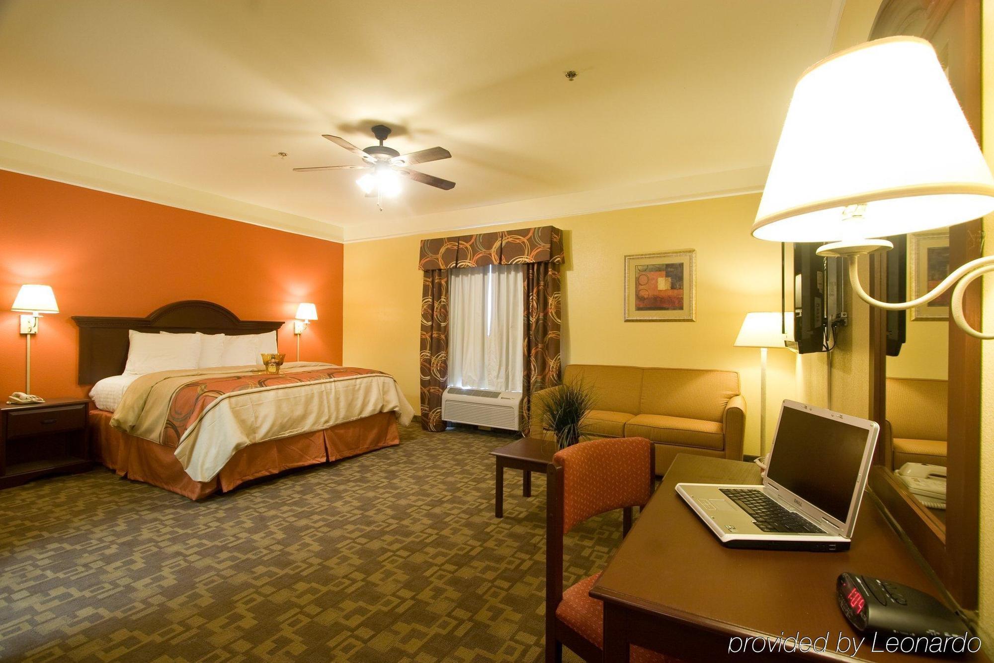 Quality Inn & Suites At The Outlets Mercedes-Weslaco Номер фото